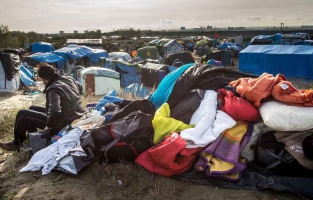 Migrants: Cazeneuve accusé de vider la "jungle de Calais" avant les régionales