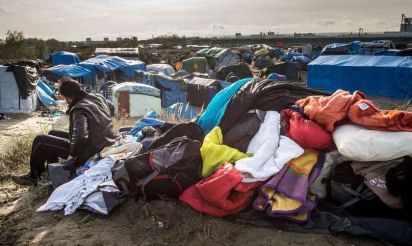 Migrants: Cazeneuve accusé de vider la jungle de Calais avant les régionales
