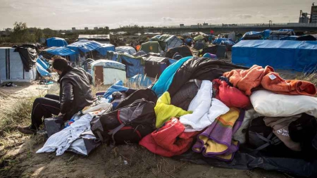 Migrants: Cazeneuve accusé de vider la jungle de Calais avant les régionales