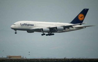 Le passager d'un vol Lufthansa maîtrisé après avoir voulu faire quelque chose à une porte de l'avion 