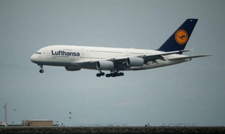 Le passager d’un vol Lufthansa maîtrisé après avoir voulu faire quelque chose à une porte de l’avion