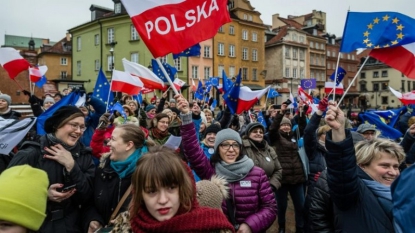 Pologne: des dizaines de milliers de manifestants pour défendre les médias publics