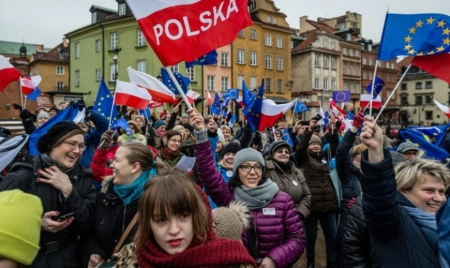 Pologne: des dizaines de milliers de manifestants pour défendre les médias publics