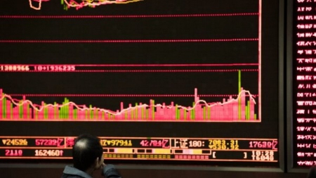Chine: les Bourses ferment prématurément après une chute de 7%