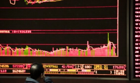 Chine: les Bourses ferment prématurément après une chute de 7%