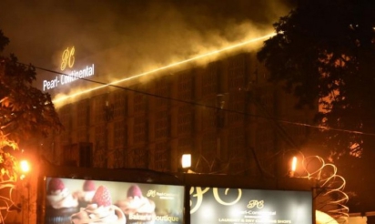 Evacuation d’un hôtel de luxe en feu au Pakistan