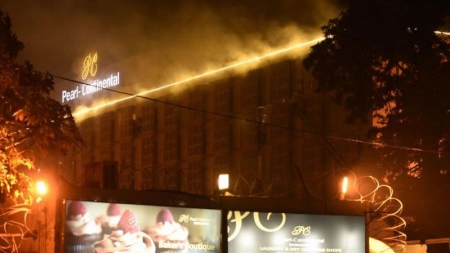 Evacuation d’un hôtel de luxe en feu au Pakistan