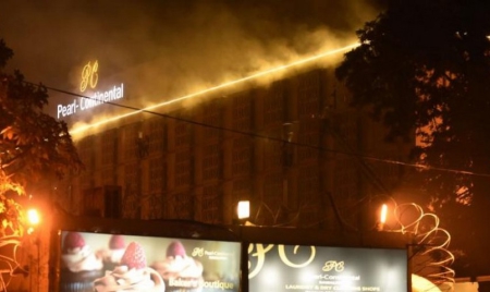Evacuation d’un hôtel de luxe en feu au Pakistan