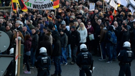 Heurts entre manifestants d’extrême droite et policiers à Cologne