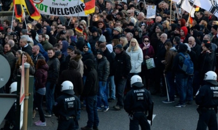 Heurts entre manifestants d’extrême droite et policiers à Cologne