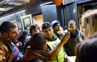 Suède : des dizaines d'hommes cagoulés agressent des migrants à Stockholm