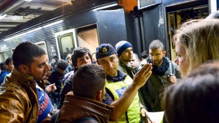 Suède : des dizaines d’hommes cagoulés agressent des migrants à Stockholm