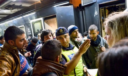 Suède : des dizaines d’hommes cagoulés agressent des migrants à Stockholm