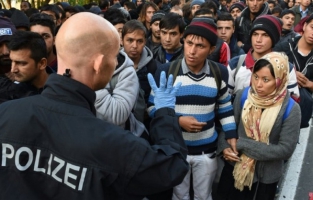 Allemagne: un élu mécontent envoie un car de réfugiés syriens chez Merkel