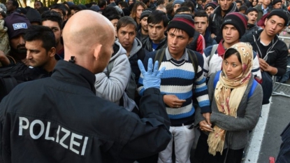 Allemagne: un élu mécontent envoie un car de réfugiés syriens chez Merkel