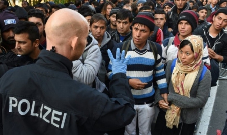 Allemagne: un élu mécontent envoie un car de réfugiés syriens chez Merkel