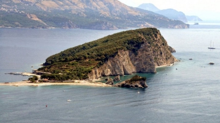 Monténégro : un ex-camp de concentration bientôt hôtel de luxe ?