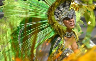 Entre samba et crème anti-moustique, les défilés du carnaval de Rio commencent