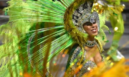 Entre samba et crème anti-moustique, les défilés du carnaval de Rio commencent
