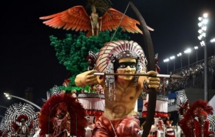 Entre samba et crème anti-moustique, les défilés du carnaval de Rio commencent