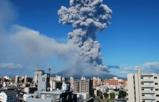 Eruption du volcan Sakurajima dans le sud du Japon