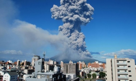Eruption du volcan Sakurajima dans le sud du Japon