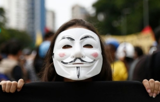 Divulgation de coordonnées de policiers : trois Anonymous jugés à Paris