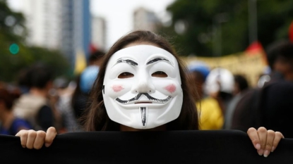 Divulgation de coordonnées de policiers : trois Anonymous jugés à Paris