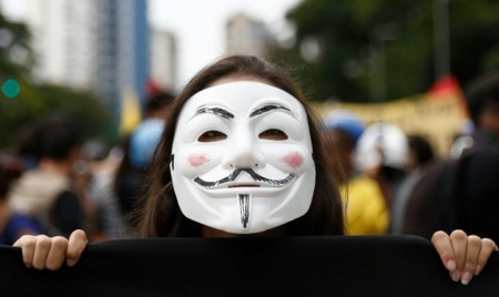 Divulgation de coordonnées de policiers : trois Anonymous jugés à Paris