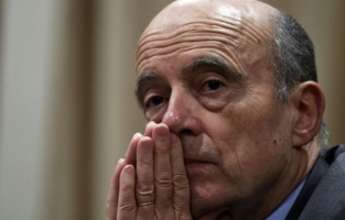 Sondage: Hollande et Valls continuent de descendre, Juppé s'installe à droite