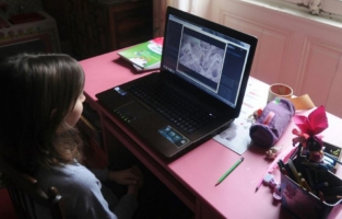 Pourquoi les théories du complot attirent tant les jeunes ?