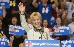 Primaires démocrates: Hillary Clinton bat largement Bernie Sanders en Caroline du Sud