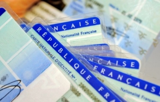 Déchéance de nationalité: les règles en vigueur, les nouvelles règles en débat 