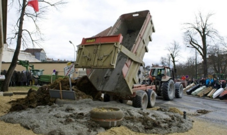 Crise agricole : fumier chez Barbara Pompili, manifestations, blocages… Les agriculteurs ne désarment pas