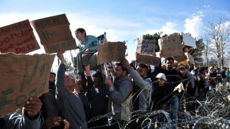 Migrants: plus de 5.000 personnes bloquées à la frontière gréco-macédonienne