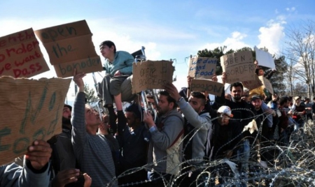 Migrants: plus de 5.000 personnes bloquées à la frontière gréco-macédonienne