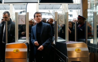 Transports publics: Valls annonce le lancement des travaux du RER E Eole