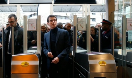 Transports publics: Valls annonce le lancement des travaux du RER E Eole