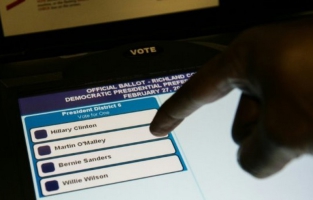 Primaires démocrates: Hillary Clinton bat largement Bernie Sanders en Caroline du Sud