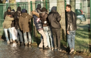 Agression de migrants dans le Nord: sept hommes interpellés en flagrant délit, une première