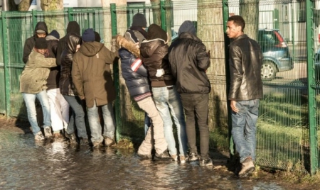 Agression de migrants dans le Nord: sept hommes interpellés en flagrant délit, une première