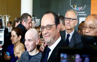 Médicaments: Hollande veut agir au plan international pour réguler leur prix 