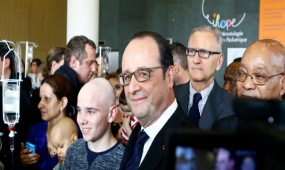 Médicaments: Hollande veut agir au plan international pour réguler leur prix