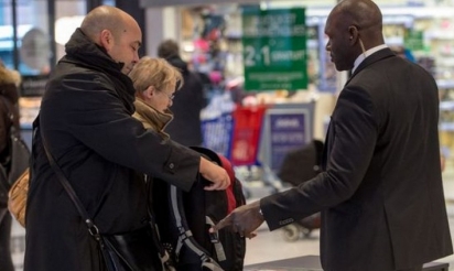 Terrorisme: les agents de sécurité bientôt autorisés à porter des armes?