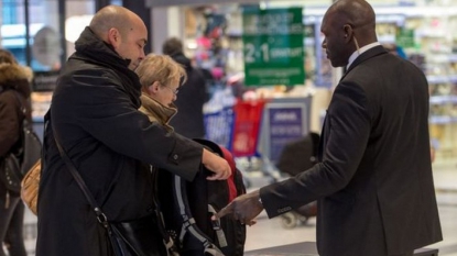 Terrorisme: les agents de sécurité bientôt autorisés à porter des armes?