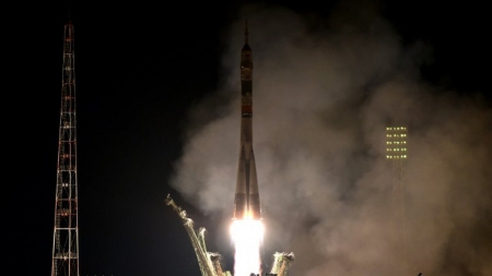 Trois spationautes dont un vétéran de l’espace américain arrivent à l’ISS