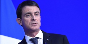 Manuel Valls blague face à des ouvriers sur la précarité de son poste