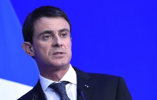 Manuel Valls blague face à des ouvriers sur la précarité de son poste 