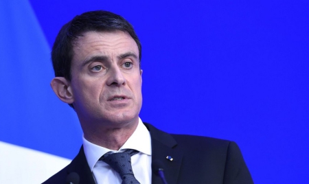 Manuel Valls blague face à des ouvriers sur la précarité de son poste
