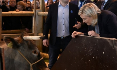 Marine Le Pen passe la journée au salon de l’Agriculture